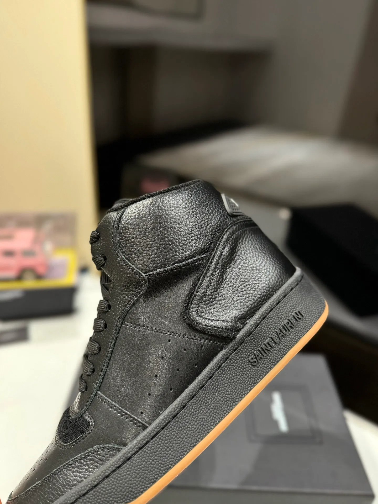 👟👟Ex-factory price 680👟👟 [High version for couples] YSL SAINT LAURENT Yves Saint Laurent SL61, the latest popular casual series in spring and summer...👍👍 Yves Saint Laurent SL61, original purchase, 1:1 replica, fresh blood injection and casual retro design, super good-looking and versatile, the upper is made of cowhide punching and splicing, the upper is super soft , lightweight and comfortable to match with sweatshirts, it is recommended to have one pair in each hand😁 ✅Fabric: Original customized cowhide ➕Punching process ➕Last process ✅Inner lining: Original towel lining ✅Feet: Original customized cowhide ✅Outsole: Original molded two-color bottom ✅Packaging: Original full set of packaging ✅Code number: 35-46 (Female 41.42. Male 38.45.46 Customized, non-returnable)
